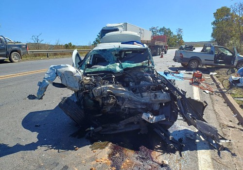 Duas crianças morrem em acidente envolvendo três veículos na BR 040, em São Gonçalo do Abaeté