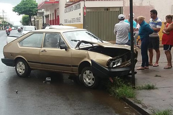 Avanço de parada e acidente na rua Vereador João Pacheco repete cena comum na cidade