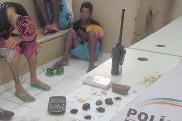 Denúncia de tráfico de drogas no bairro Vila Rosa leva três pessoas para a Delegacia