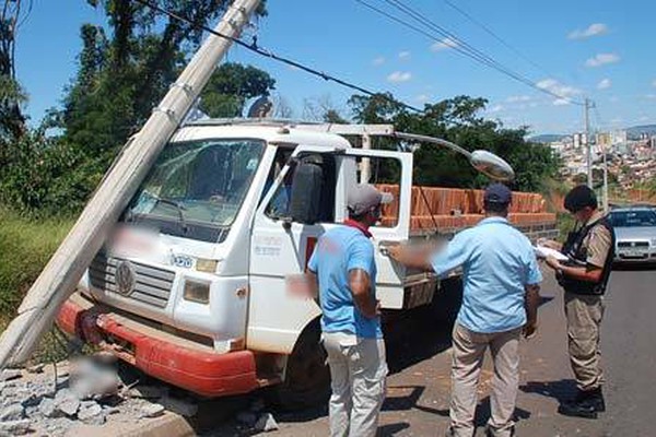 Motorista passa mal e caminhão derruba poste na avenida Fátima Porto
