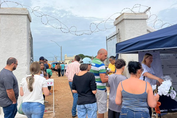 Cemitérios de Patos de Minas recebem milhares de pessoas; veja a movimentação do Dia de Finados