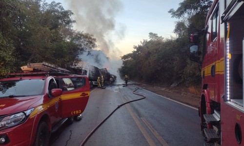 Batida entre carretas provoca incêndio, interdita a BR-251 e deixa um morto em Unaí