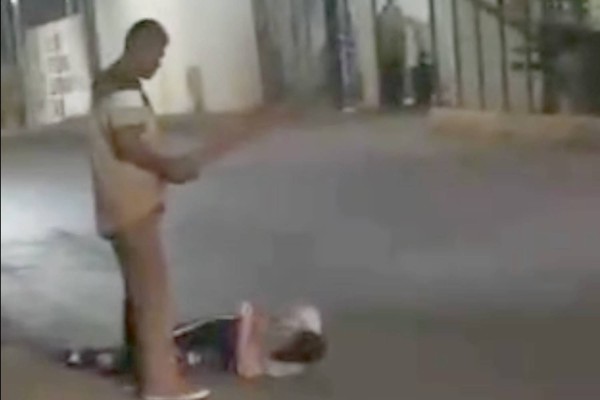 Vídeo que mostra homem em situação de rua agredindo jovem com paulada na cabeça gera revolta