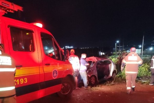 Motorista fica preso às ferragens após grave acidente entre carro e caminhão na BR-365, em Patos de Minas