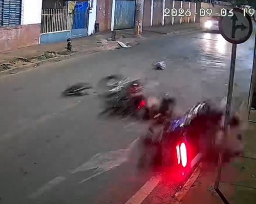 Motociclista fica ferido após ser atingido em cheio por outra moto em Patos de Minas; veja vídeo