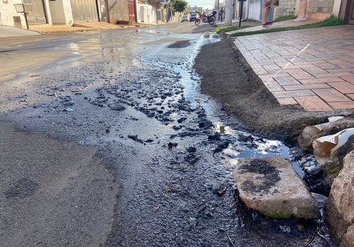 Moradores cobram solução para vazamento de esgoto em rua de Patos de Minas