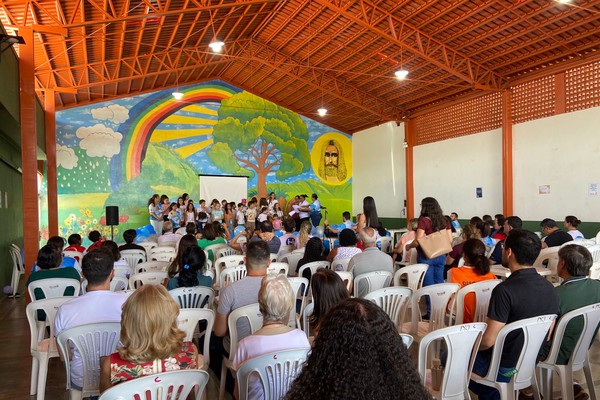 Encontro Espírita reúne centenas de pessoas em Patos de Minas e reforça mensagem de amor e fraternidade