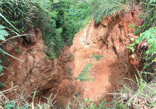 Cratera enorme ameaça av. Angra dos Reis e deixa moradores preocupados, em Patos de Minas