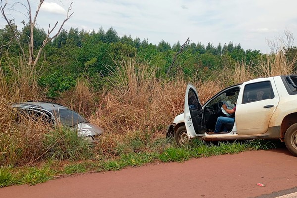 Colisão frontal na BR 365 deixa motorista ferido e carros bastante danificados