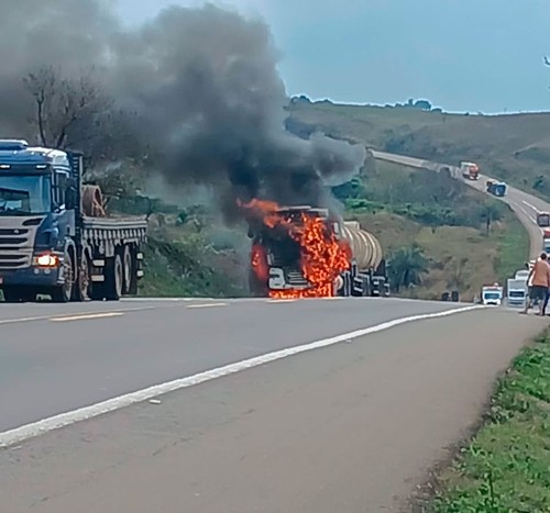 Carreta-tanque carregada com etanol pega fogo e interdita BR-262 por horas, em Ibiá