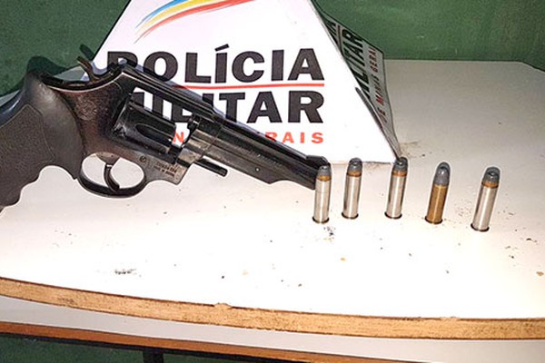 Corretor de imóveis é preso com arma de fogo carregada durante blitz de trânsito em Patos de Minas