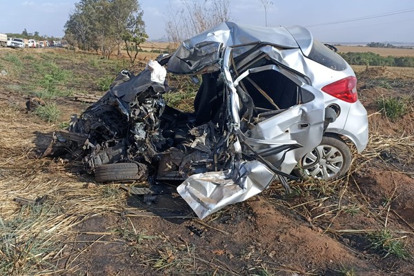 Veículo de passeio bate em cheio em carreta, tira a vida de motorista de 47 anos e interdita a BR 365