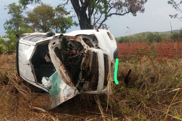 Idoso é socorrido para o Hospital Regional após caminhonete capotar na BR352, em Carmo do Paranaíba