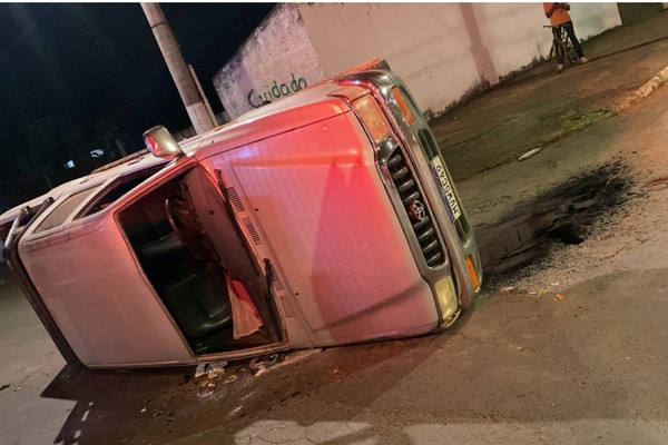 Caminhonete para tombada e passageiro fica ferido em acidente na avenida Paranaíba