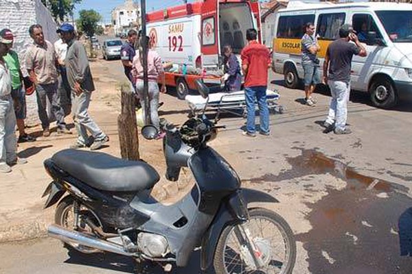 Motociclista inabilitado fica ferido em acidente com carro na José de Santana