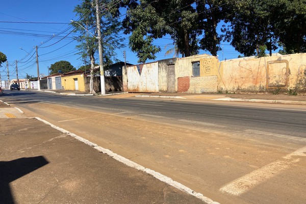 Moradores reclamam de sujeira e poeira provocadas por movimentação em depósito de terra em Patos de Minas