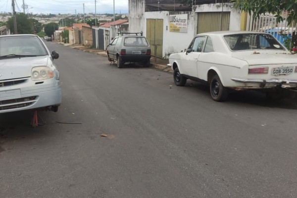 Veículos são abandonados em rua de Patos de Minas e moradores cobram providências