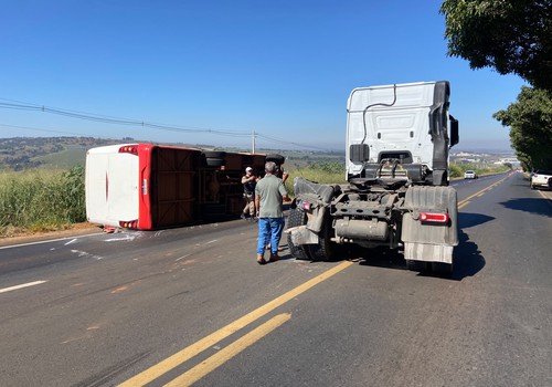 Micro-ônibus tomba após bater na traseira de cavalo mecânico na MGC-354 em Patos de Minas
