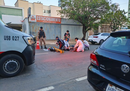 Motociclista de 23 anos fica ferida após bater na traseira de carro no Centro de Patos de Minas