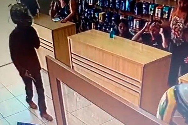 Câmeras flagram criminosos assaltando loja e levando dinheiro e celulares em Patos de Minas