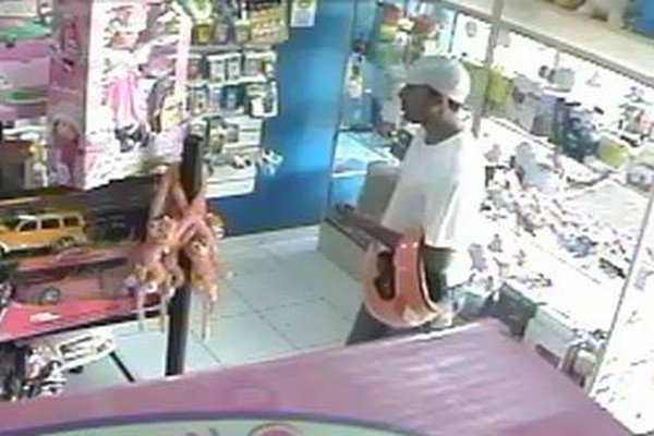 Câmera de segurança flagra rapaz furtando dois celulares em loja no bairro Rosário