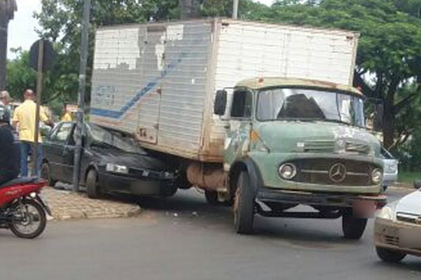Veículo fica espremido entre caminhão e poste do semáforo em acidente na avenida Piauí