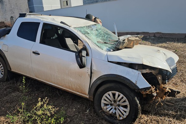 Picape invade lote e capota após bater em poste de iluminação na avenida Brasil; motorista foi preso