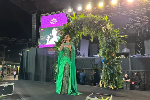 Thainá Vieira discursa na passarela do concurso de Rainha Nacional do Milho 2026; veja ao vivo
