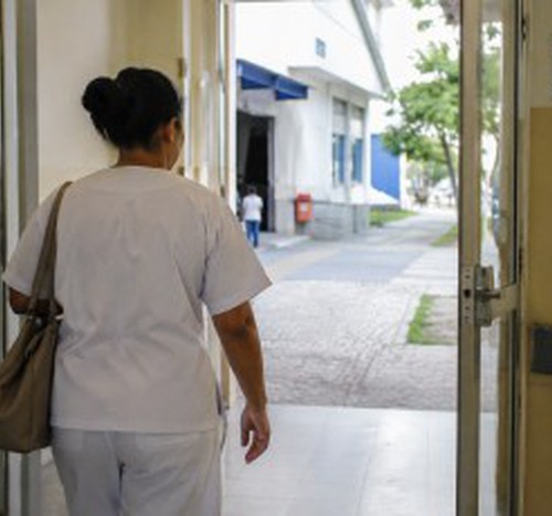 Hospital que demitiu técnica de enfermagem porque ela não apoiou o prefeito é condenado em MG