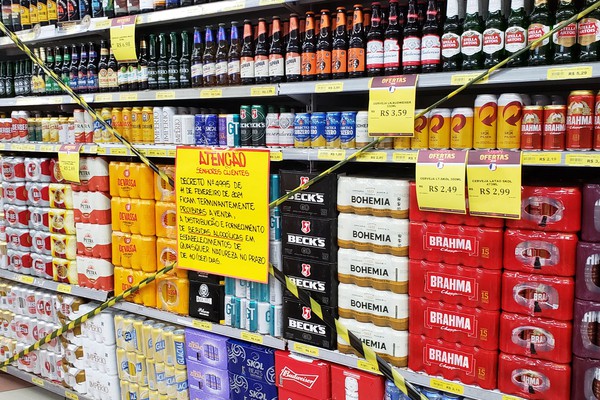 Consumidores correm para os supermercados, mas são proibidos de comprarem bebidas alcóolicas