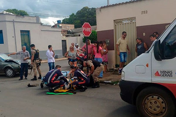 Motociclista é arremessado da moto e fica ferido após avançar cruzamento em Patos de Minas