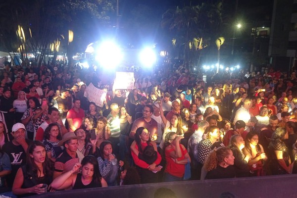 Às 20h25, público já lota Praça do Fórum e Fenapraça promete recorde de público neste sábado; veja ao vivo