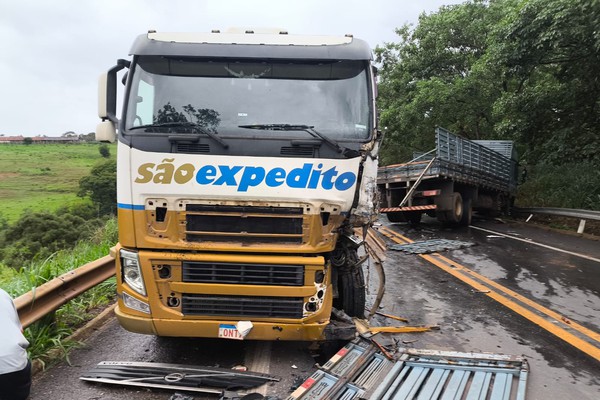 Acidente durante chuva intensa causa sequência de acidentes com 3 veículos de carga na BR 352