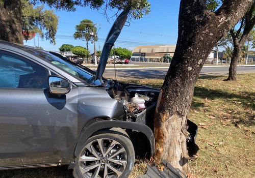 Motorista "passa mal" no volante e bate em árvore na Av. JK, em Patos de Minas