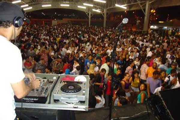 Patenses recebem 2012 com shows, fogos e muita chuva 