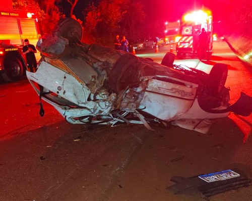 Motorista foge após acidente que deixou 5 pessoas feridas e carro capotado na BR 365