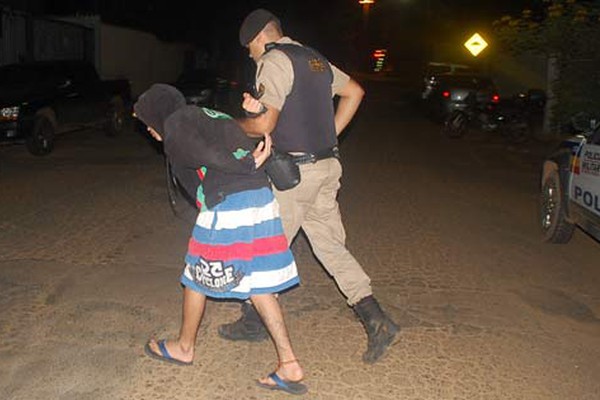 Polícia Militar suspeita de jovens no bairro Caramuru e apreende arma de fogo carregada