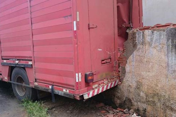 Caminhão carregado com cerveja volta em morro e derruba muro de casa no centro da cidade