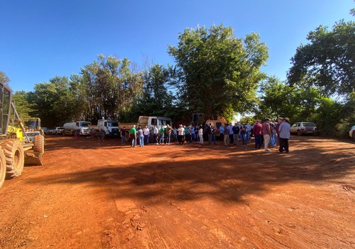 Prefeitura inicia asfaltamento de mais uma estrada rural; moradores e produtores comemoram