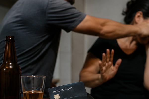 Marido agride esposa com soco no rosto após ela se negar a continuar pagando despesas de bar