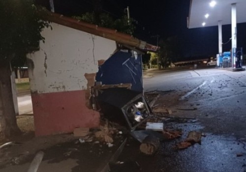 Motorista tenta dar cavalo de pau em posto, acerta casinha de calibragem de pneus e acaba preso