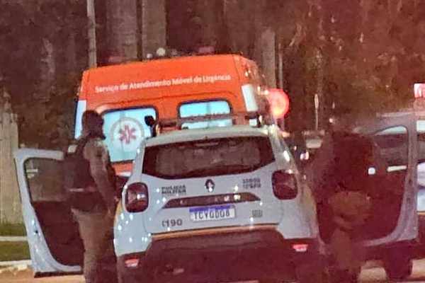 Jovem fica desacordado e precisa ser atendido pelo Samu após levar soco na cabeça