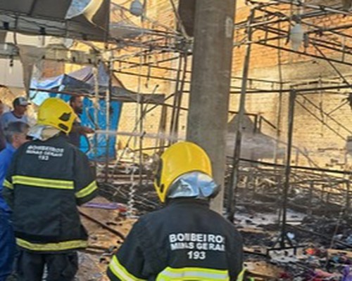 Incêndio destrói barracas de ambulantes, atinge construção e deixa rastro de destruição em Romaria
