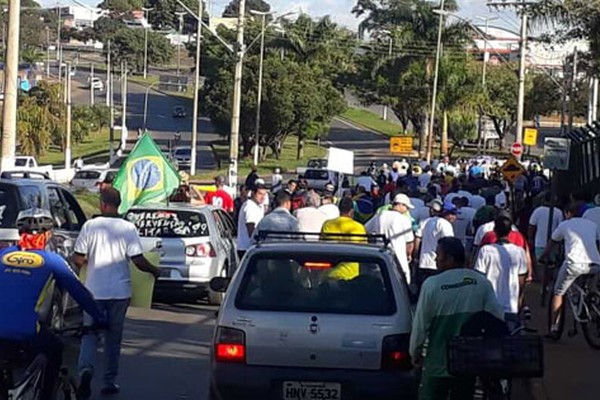 Manifestantes fazem passeata até o Posto Patão em apoio à paralisação em Patos de Minas 