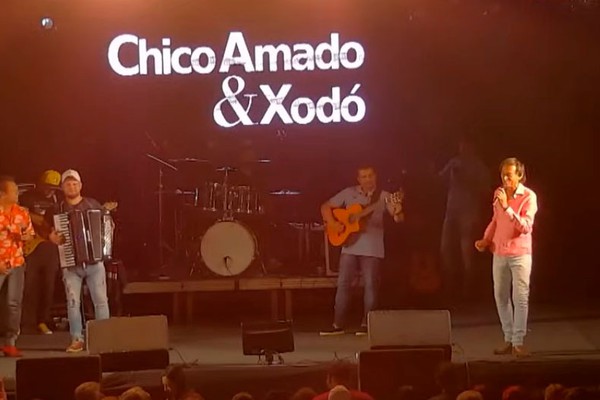 Em homenagem às mamães, Chico Amado e Xodó cantam "Mudança"; veja ao vivo