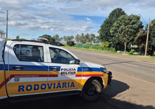 Jovens fogem de abordagem e acabam batendo em viatura da Polícia Militar Rodoviária