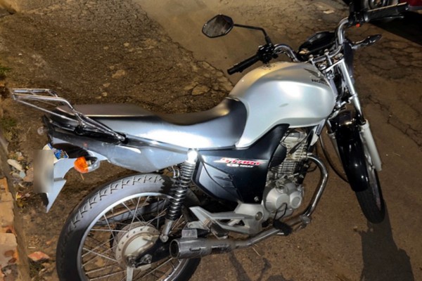 Jovem empina moto com placa dobrada perto de crianças e acaba preso em Patos de Minas