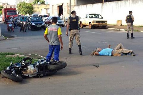 Motociclista fica ferido em mais um grave acidente por avanço de sinal na Dr. Marcolino com Piauí