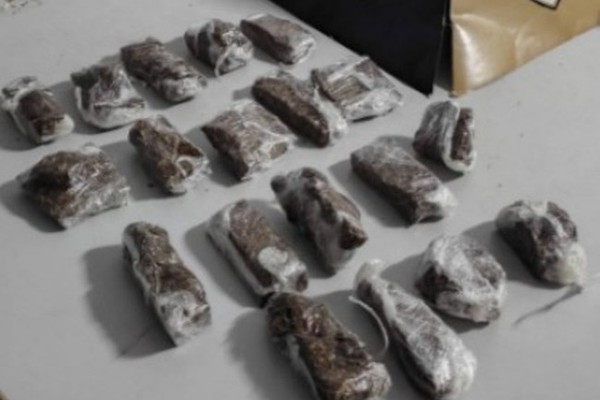 Jovem vai morar de favor após se desentender com a mulher e polícia encontra 19 tabletes de maconha na casa