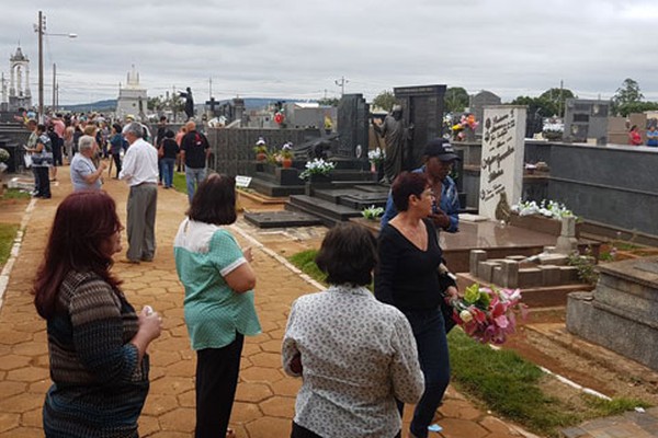 Patenses lotam o Cemitério de Santa Cruz para homenagear os mortos no Finados